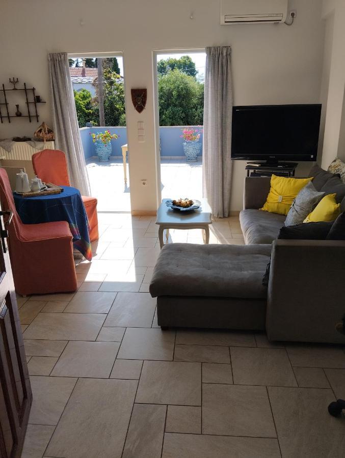 Πέτρινο Στη Θάλασσα Apartment Nafpaktos Exterior photo